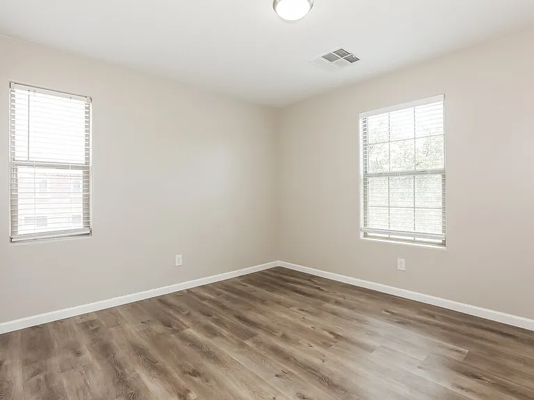 3348 E Franklin Ave — Photo 15