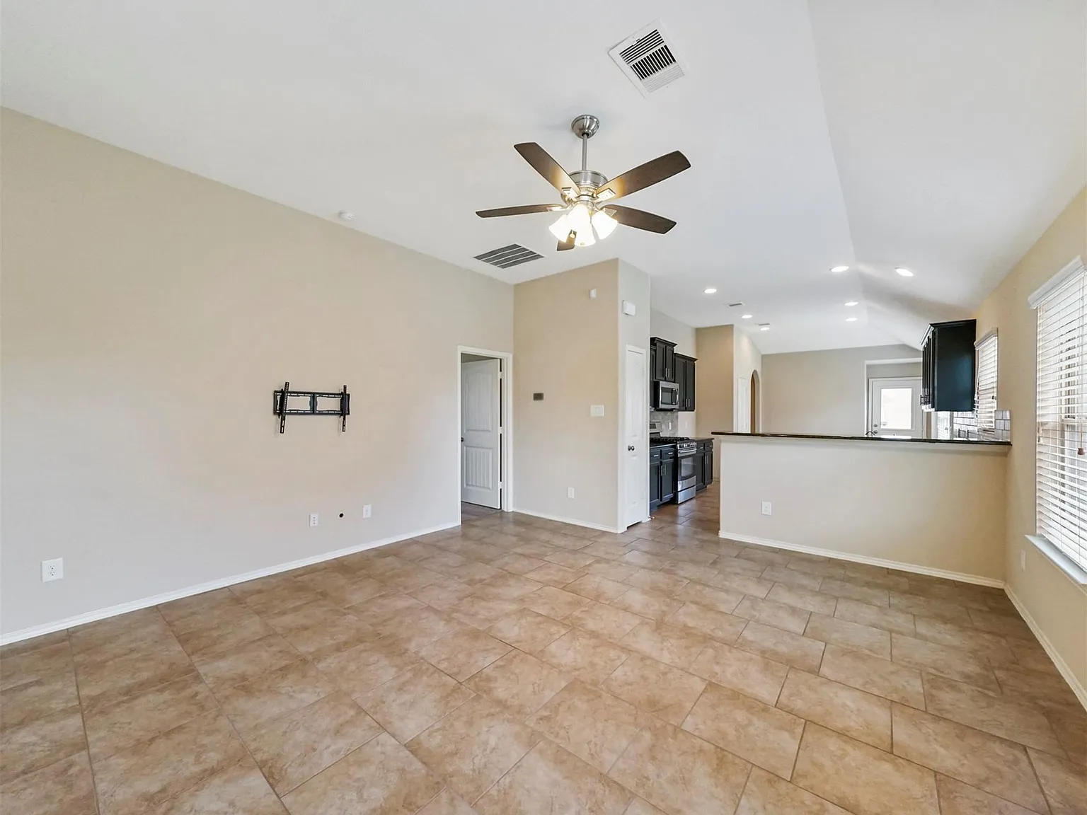4 bed, 2.0 bath, 1558 sqft, $2,095 — Photo 4