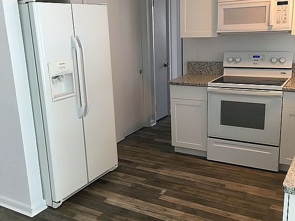 3rd image of 4750 Blossom Dr