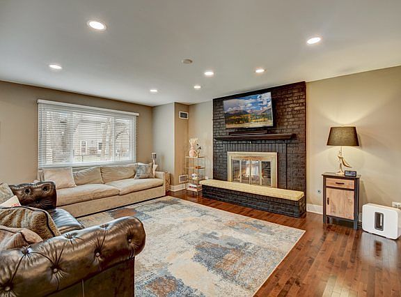 2nd image of 2510 E Hartford Ct