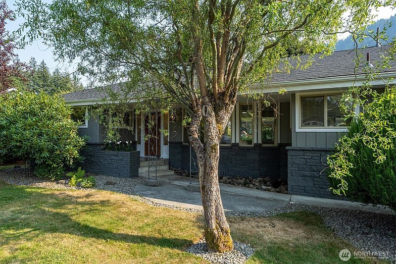 3rd image of 102 E Adams Avenue