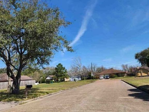 Exterior Neighborhood (street photo)
