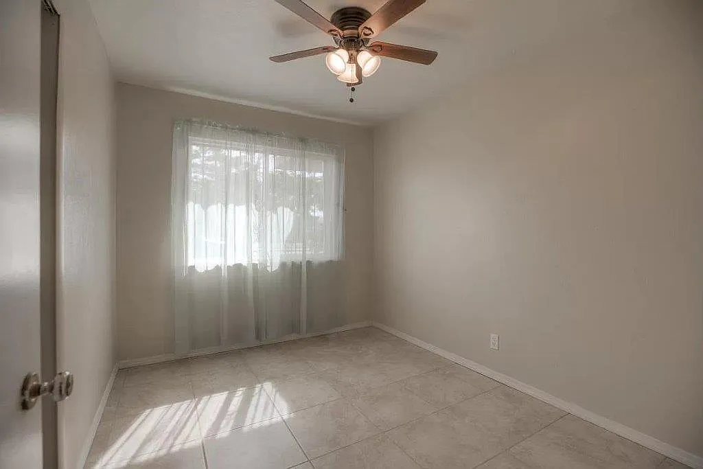 3 bed, 962 sqft, $1,800 — Photo 4
