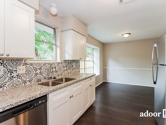 3rd image of 6723 Castleview Ln