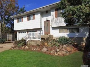 31 Rugby St, Brentwood, NY 11717