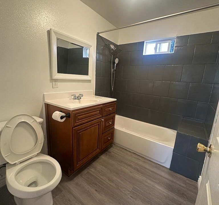 1st image of 1026 E 42nd Pl #1028