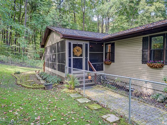 4th image of 589 Headtown Rd