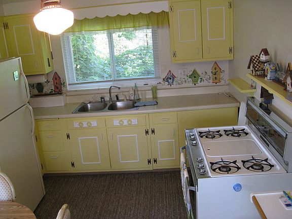 Eat-in-kitchen