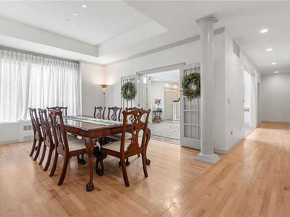 3rd image of 7 Oak Tree Ln