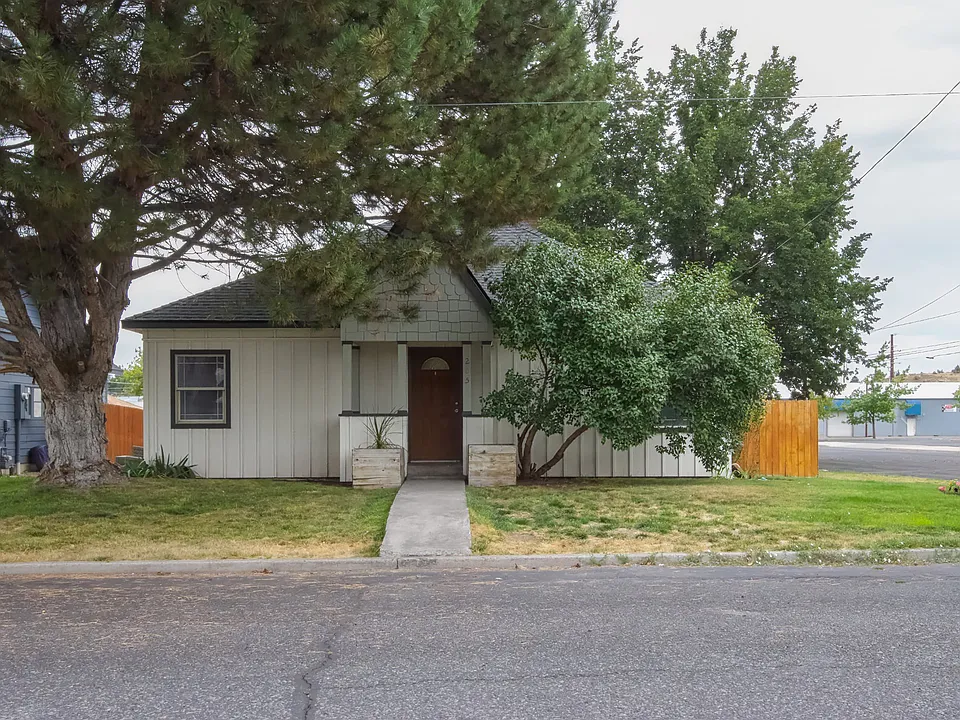 205 NW 8th St