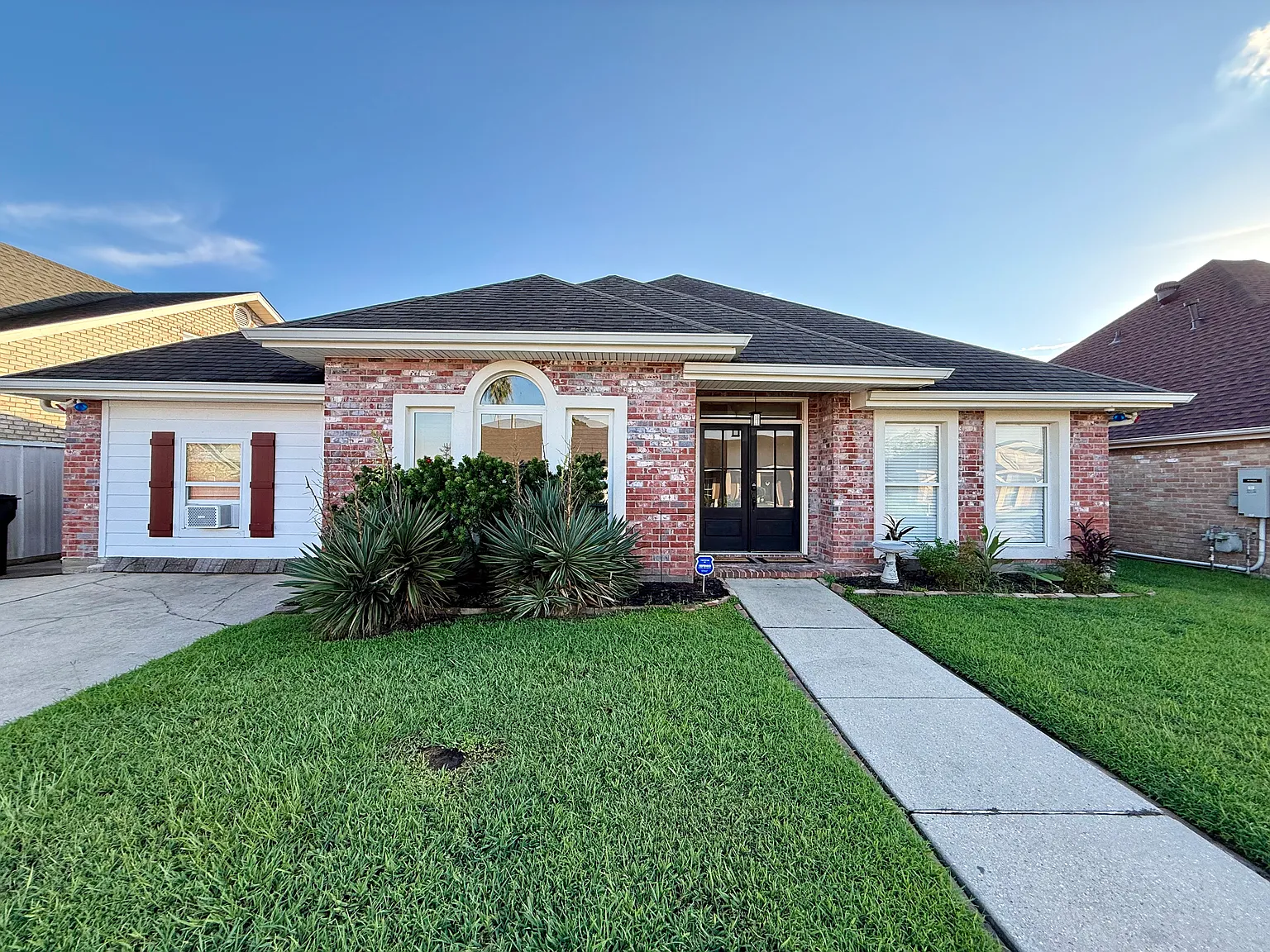 5 bed, 2100 sqft, $2,400 — Photo 1
