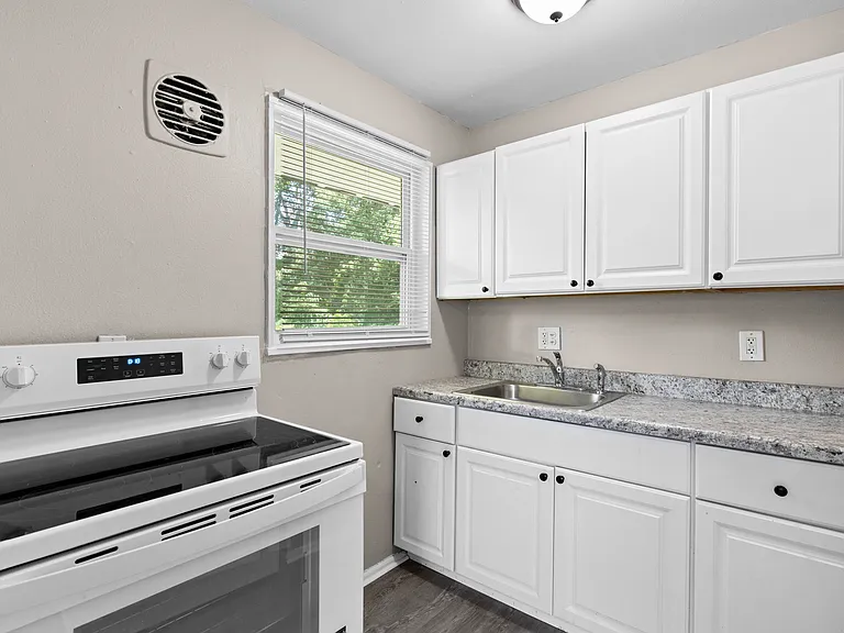 5677 Parchester Dr — Photo 7