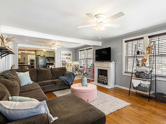 4th image of 1004 N Spruce St