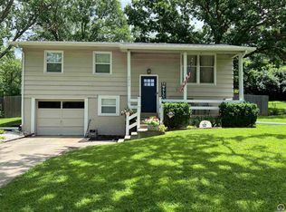 3200 SW Crest Dr, Topeka, KS 66614