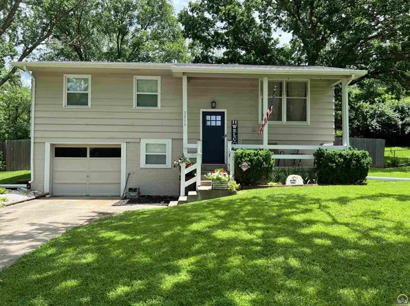 3200 SW Crest Dr, Topeka, KS 66614