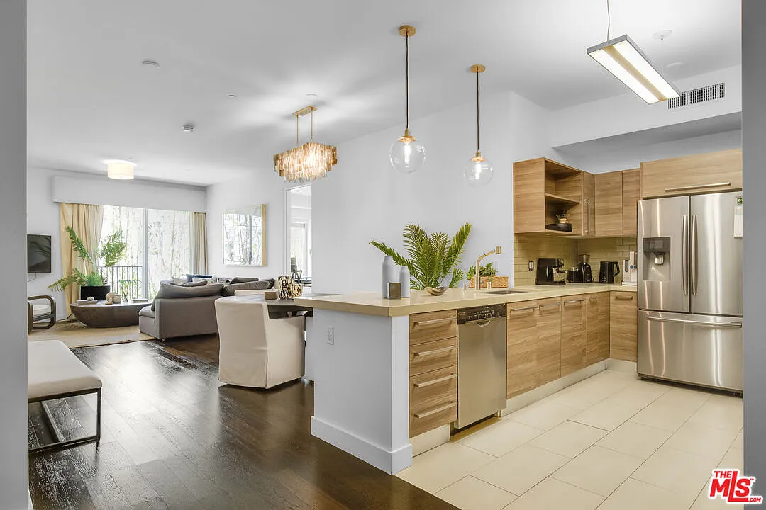 2 bed, 3.5 bath, 1470 sqft, $8,500 — Photo 3