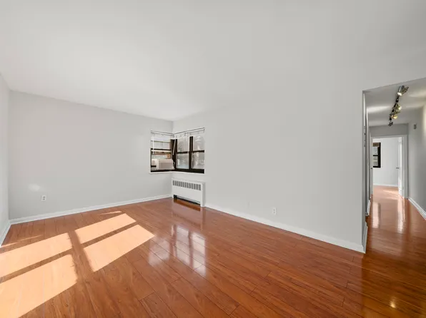 2337 Hudson Terrace image 6 of 23