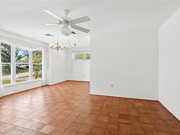 5th image of 9817 Hawthorne Ave