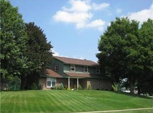 214 Westminster Dr, Coraopolis, PA 15108