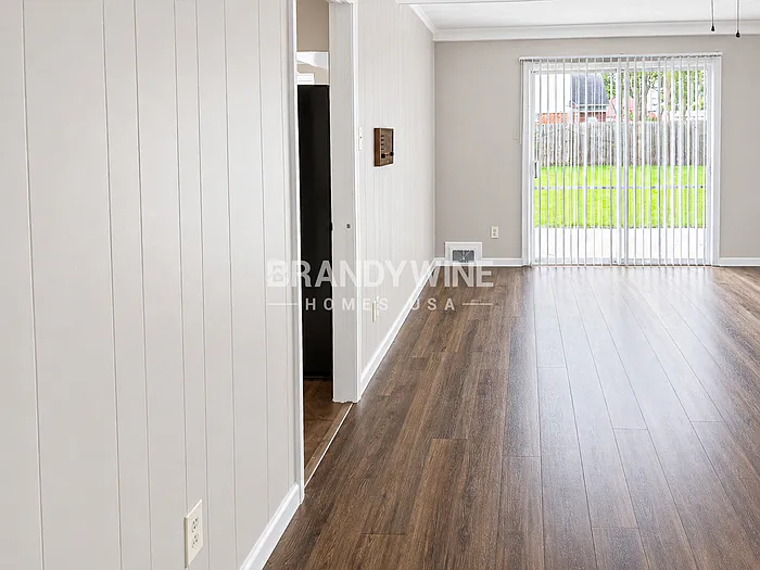 3076 Emerald St — Photo 9
