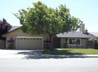 821 Apricot Ln, Hollister, CA