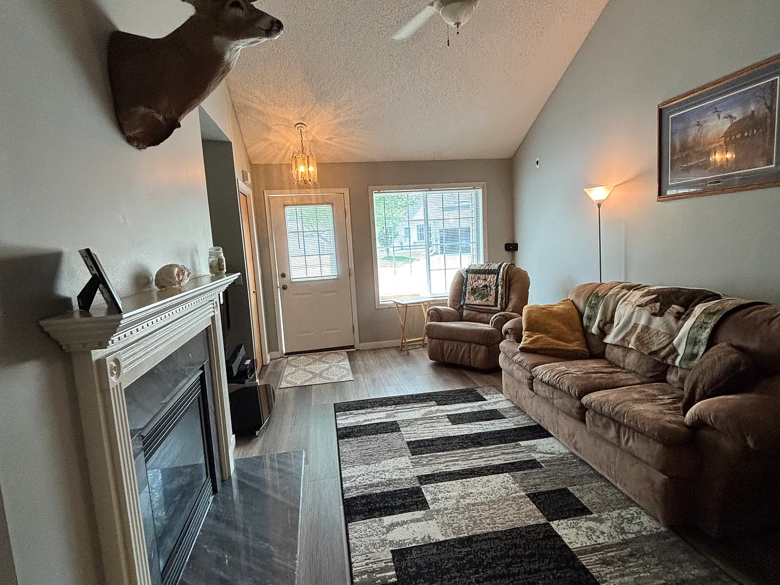 2 bed, 1.5 bath, 1370 sqft, $2,100 — Photo 2