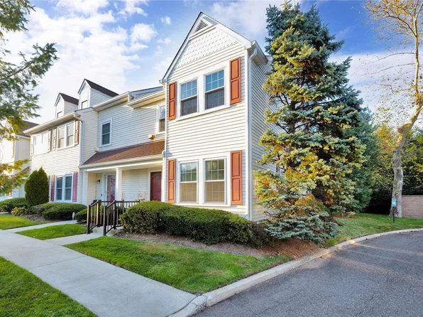 25 Stratford Green #25, Farmingdale, NY 11735