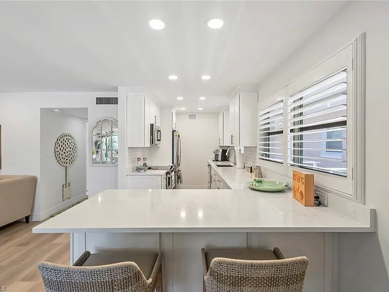 1910 Gulf Shore Blvd N #204 — Photo 4