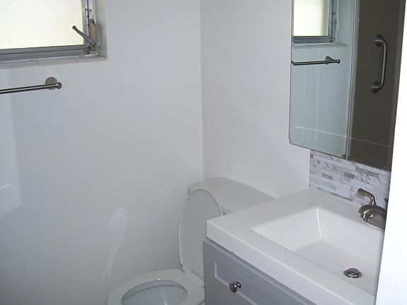 4th image of 15 Della St