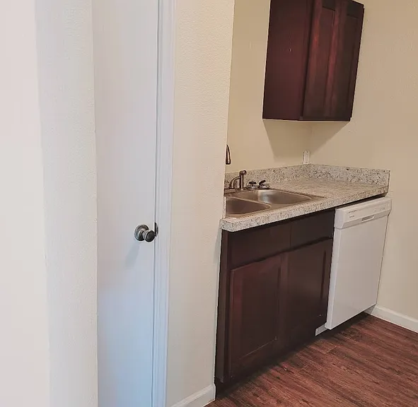 The Pointe Apartments — Photo 10