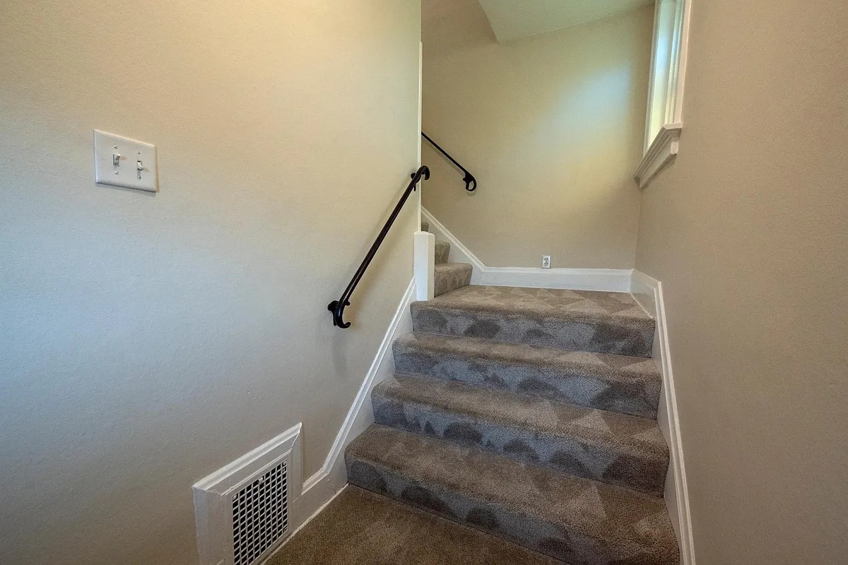 Building Photo - 3349 Whitfield Ave #2