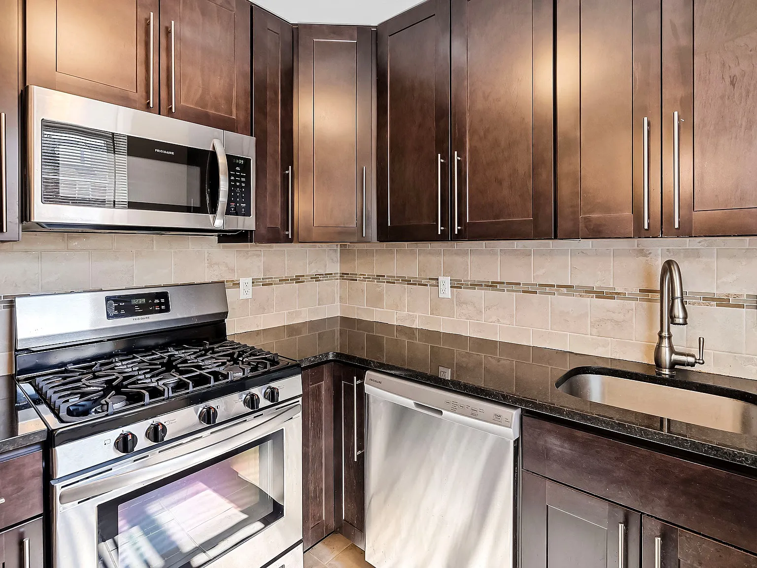 188 Bellevue Ave Apartments — Photo 4