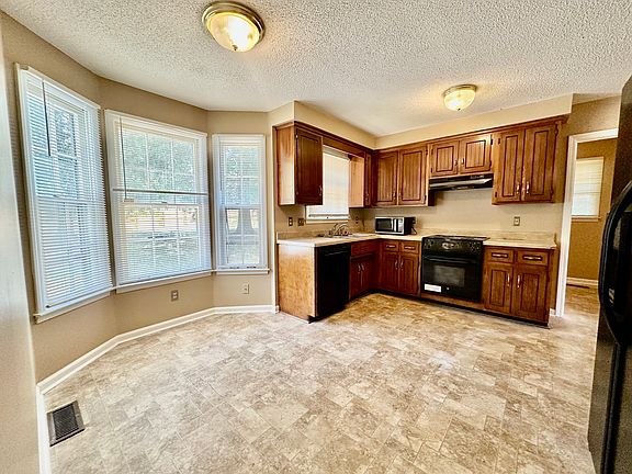 5th image of 1015 Dandelion Dr