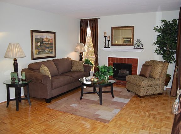 living rm with gas fireplace