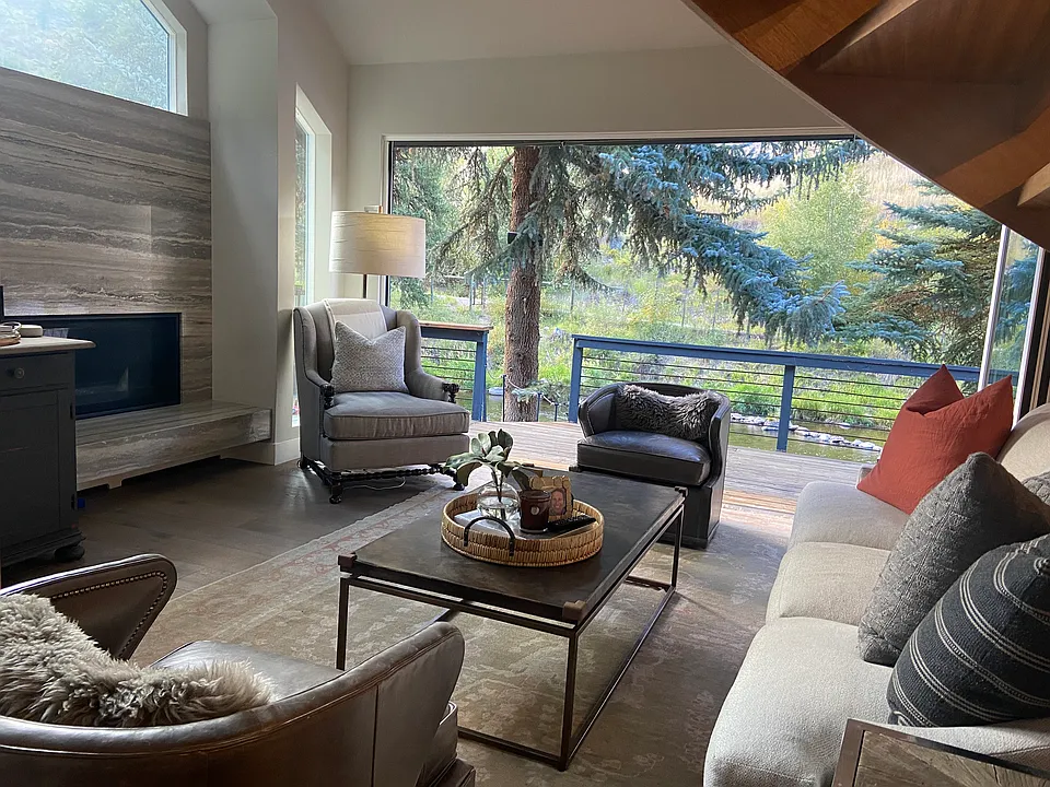 3121 W Bellflower Dr