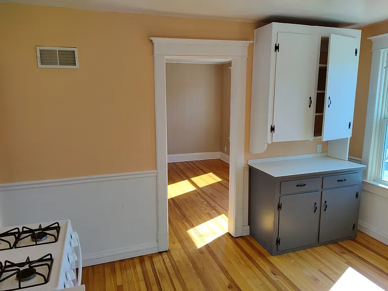 653 Oliver St — Photo 2
