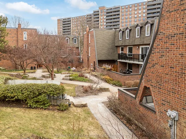 22 La Rose Ave #Townhouse 7, Toronto, ON M9P 1A5