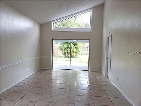 3rd image of 1042 Burnett St