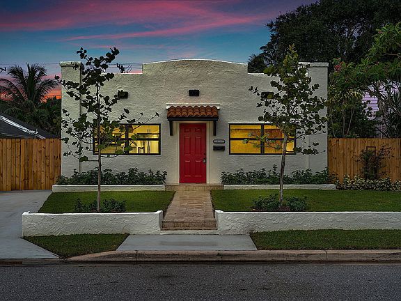 2nd image of 820 N Palmway