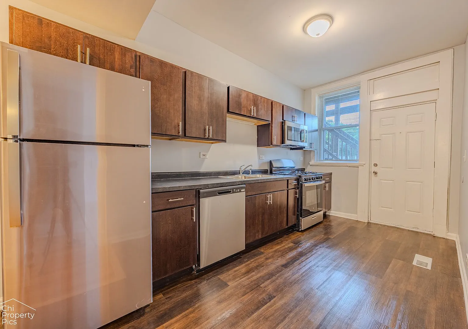3 bed, $1,985 — Photo 3