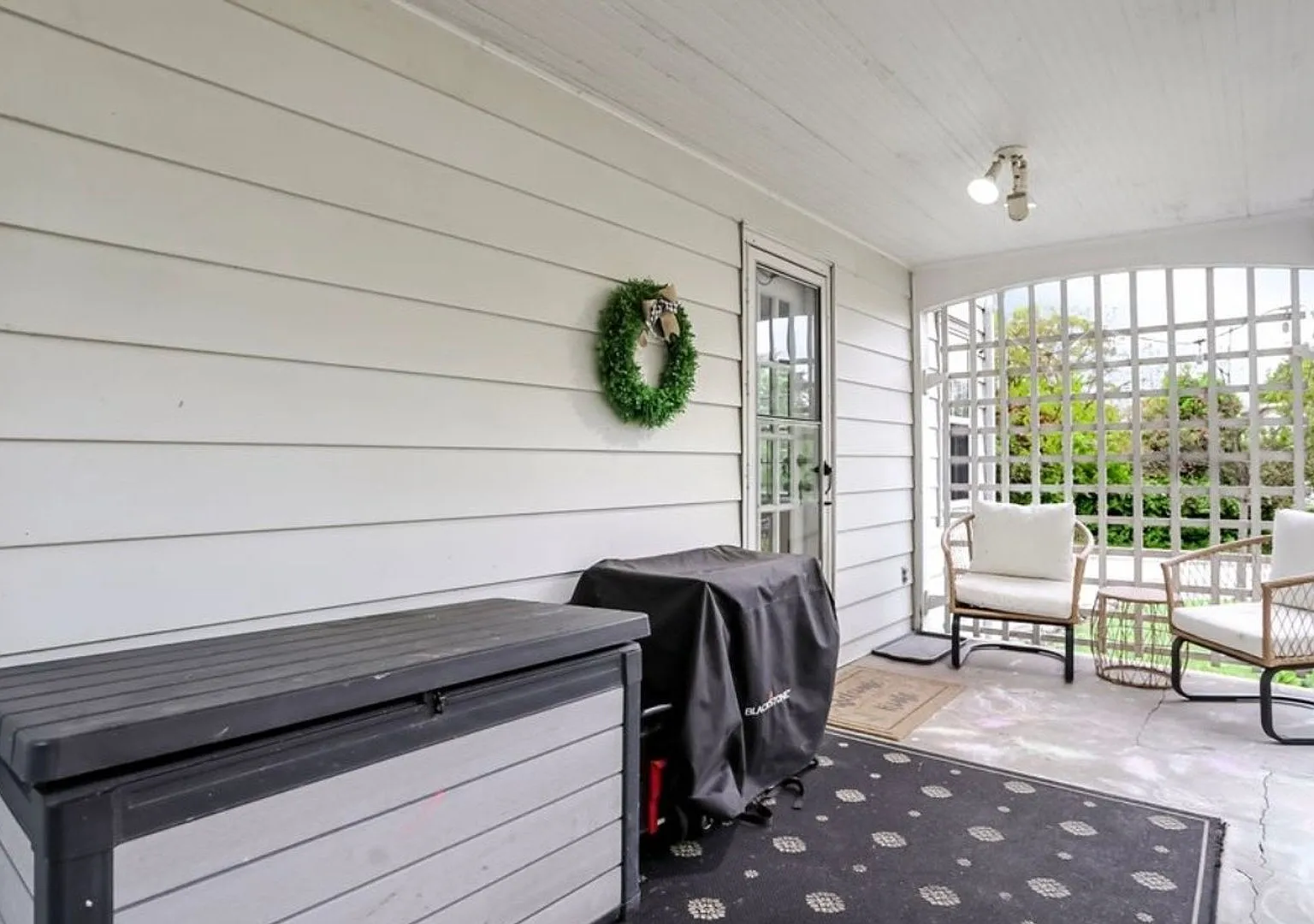 Stunning 3 Bedroom — Photo 2