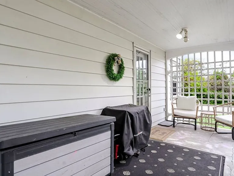 477 Robinson St — Photo 2