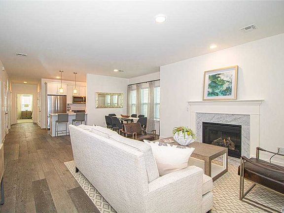 4th image of 18 Bayard Ln