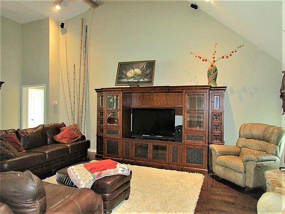 3rd image of 810 Cottonwood Ct