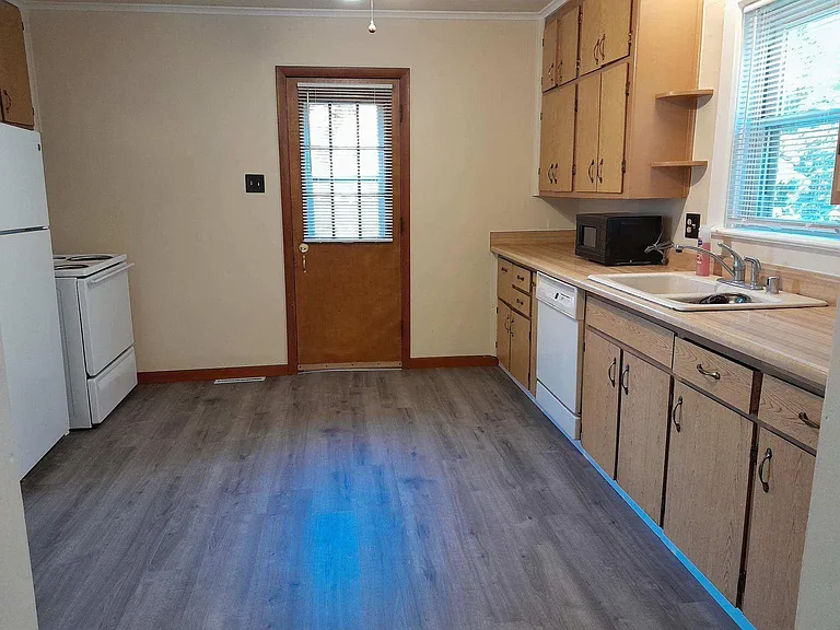 425 E Main St — Photo 5