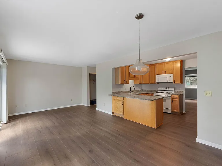 304 Pondridge Cir — Photo 3