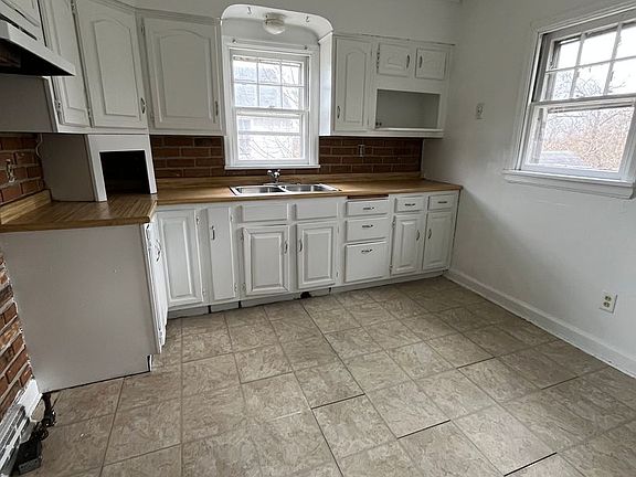 5th image of 212 N Forest Ave