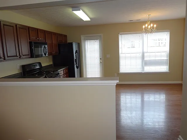 4 bed, 2.5 bath, 2048 sqft, $2,125 — Photo 3