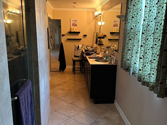 3rd image of 2550 Beechwood Blvd