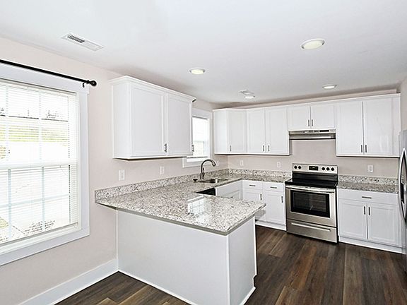 3rd image of 814 W Carolina Ave